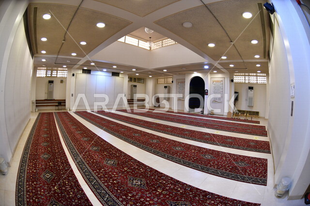 صورة من داخل إحدى المساجد بالمملكة العربية السعودية ، العبادة والتقرب الى الله ، الفن الاسلامي المعماري في السعودية