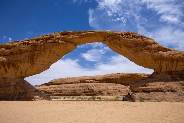 صخرة قوس قزح العلا قوس صخري طبيعي