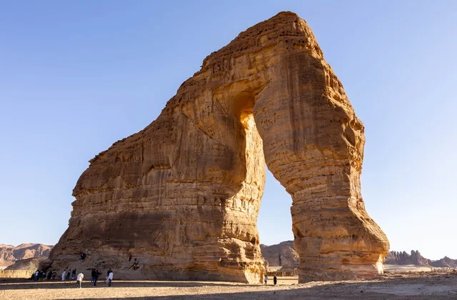 صخرة الفيل العلا السعودية تضاريس صحراوية طبيعية