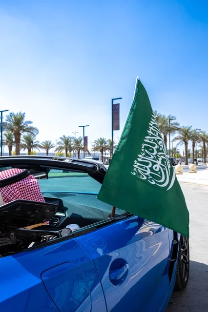 علم السعودية على سيارة زرقاء في اليوم الوطني علم السعودية على سيارة زرقاء في اليوم الوطني