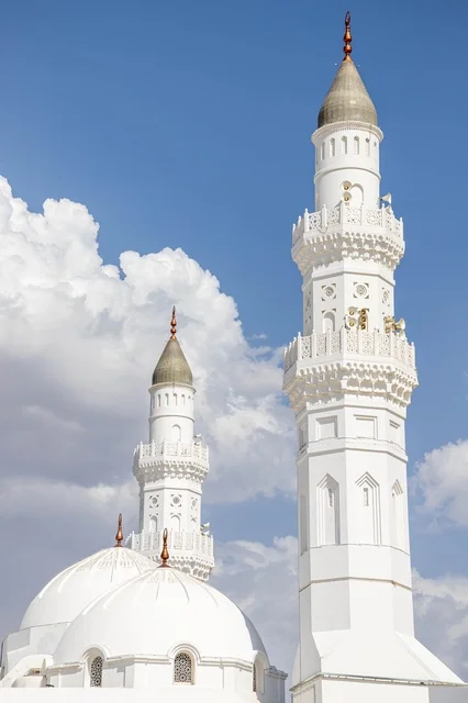 مآذن وقباب مسجد قباء في المدينة المنورة بالسعودية