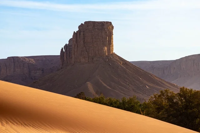 صحراء الرمال الحمراء الرياض والتكوينات الصخرية