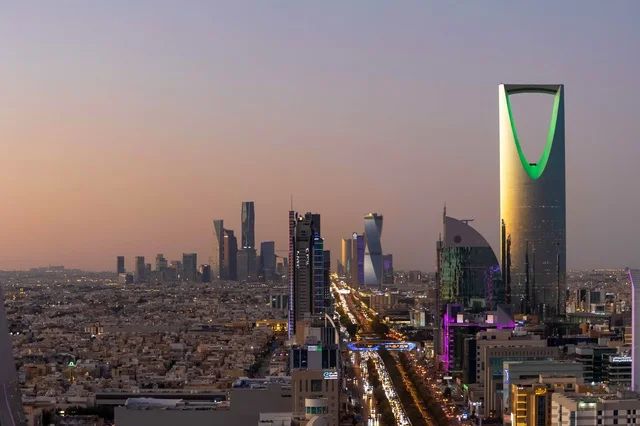 برج المملكة وأفق مدينة الرياض وقت الغروب