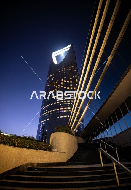 برج المملكة في مدينة الرياض ناطحة سحاب معمارية ليلاً