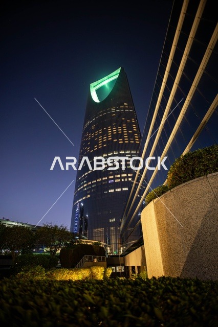 برج المملكة الرياض في الليل عمارة حديثة
