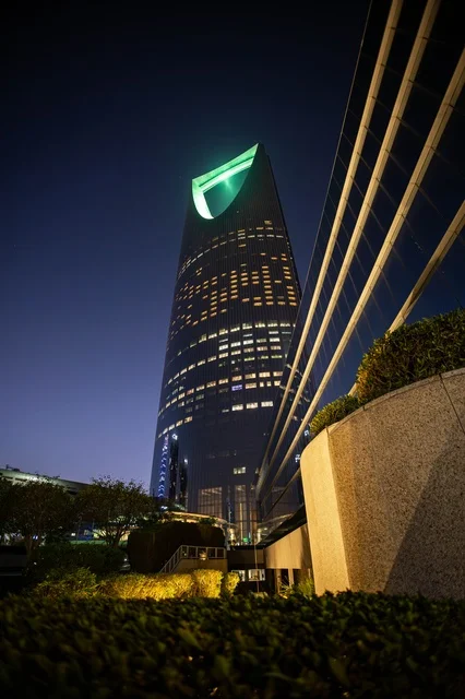 برج المملكة الرياض في الليل عمارة حديثة