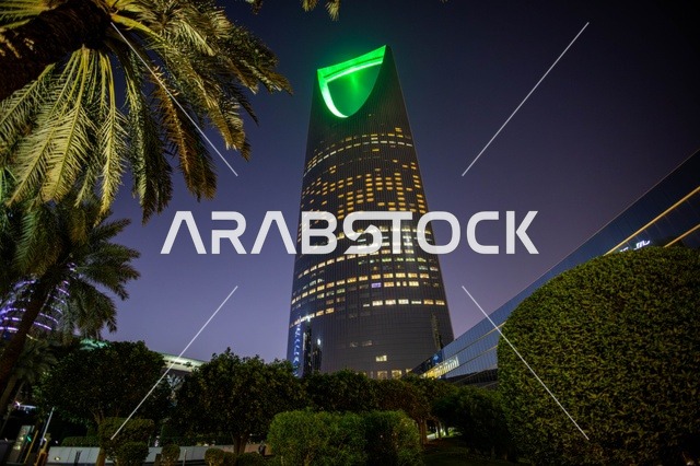 برج المملكة الرياض في الليل مع إضاءة خضراء