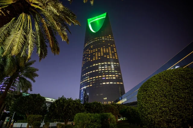 برج المملكة الرياض في الليل مع إضاءة خضراء برج المملكة الرياض في الليل مع إضاءة خضراء