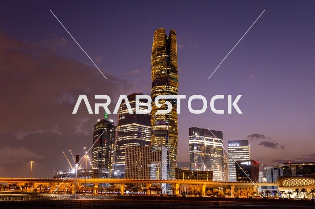 أبراج مركز الملك عبدالله المالي في الرياض ليلاً