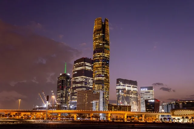 أبراج مركز الملك عبدالله المالي في الرياض ليلاً