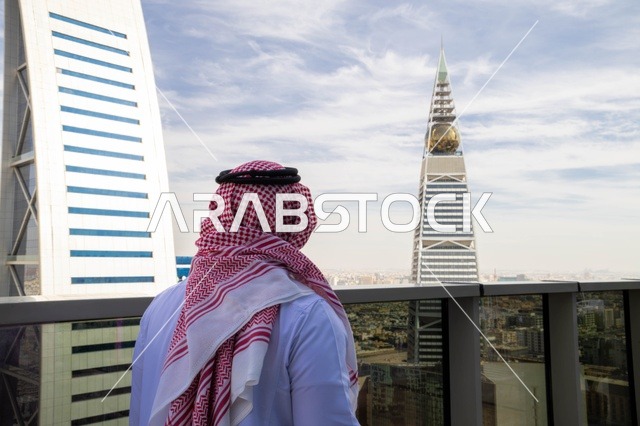 رجل سعودي يطل على برج الفيصلية في الرياض
