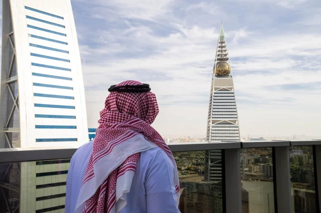 رجل سعودي يطل على برج الفيصلية في الرياض