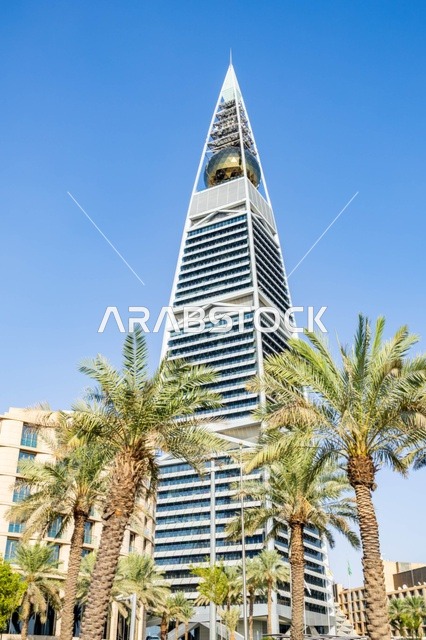 برج الفيصلية في الرياض مع أشجار النخيل