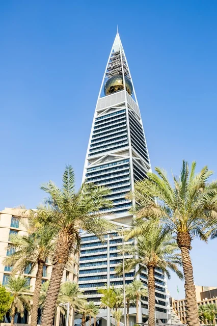 برج الفيصلية في الرياض مع أشجار النخيل