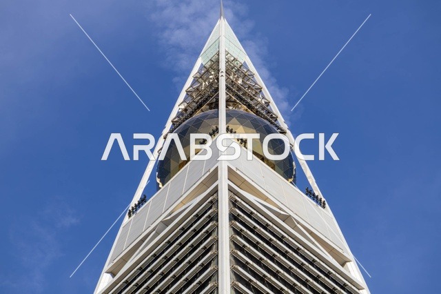 برج الفيصلية الرياض زاوية تصوير سفلية معمارية حديثة