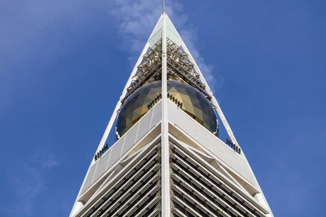 برج الفيصلية الرياض زاوية تصوير سفلية معمارية حديثة