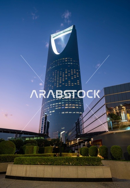 برج المملكة في الرياض وقت الغسق والأضواء الليلية