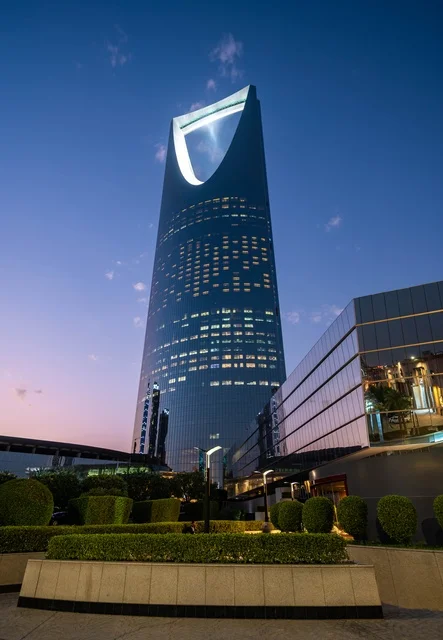 برج المملكة في الرياض وقت الغسق والأضواء الليلية
