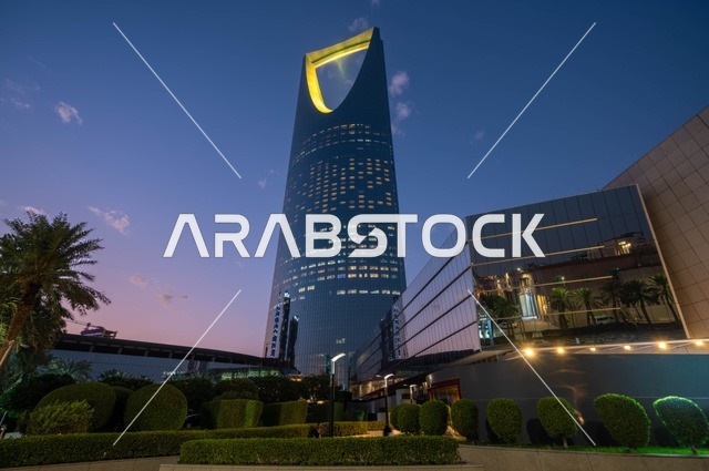 برج المملكة في الرياض وقت الغسق إطلالة ليلية