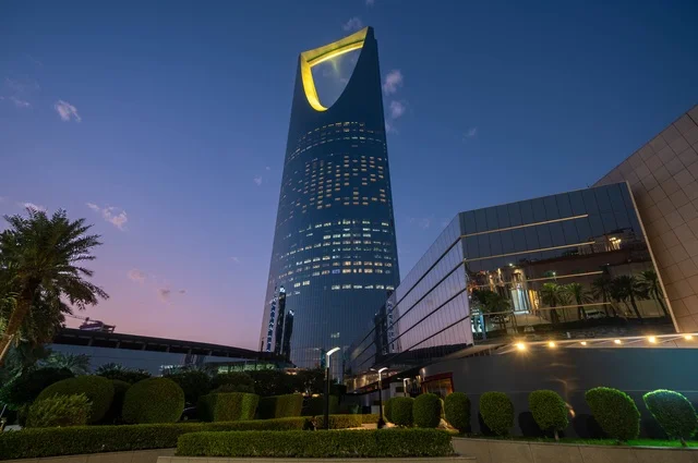 برج المملكة في الرياض وقت الغسق إطلالة ليلية