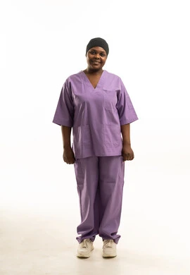 ممرضة سوداء ترتدي سكراب طبي أرجواني في الاستوديو