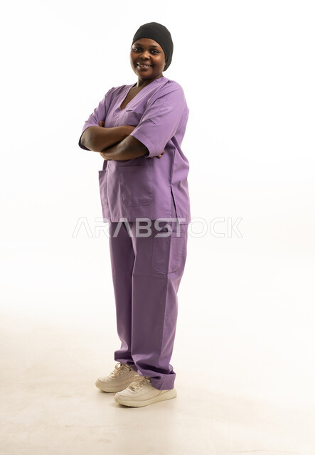 ممرضة بزي طبي أرجواني على خلفية بيضاء