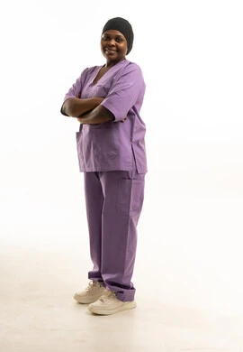 ممرضة بزي طبي أرجواني على خلفية بيضاء