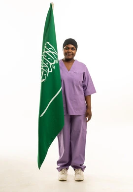ممرضة سمراء مع العلم السعودي بالزي الطبي