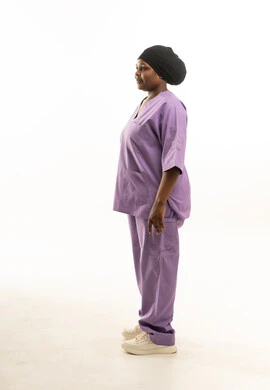 ممرضة سعودية بالزي الطبي الأرجواني خلفية بيضاء