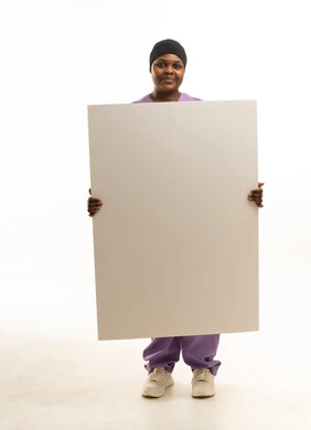 ممرضة سعودية تحمل لوحة إعلانية بيضاء فارغة