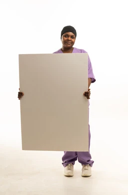 طبيبة أفريقية تحمل لوحة بيضاء فارغة في الاستوديو