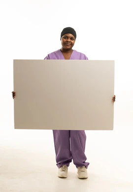 ممرضة أفريقية تحمل لوحة بيضاء فارغة