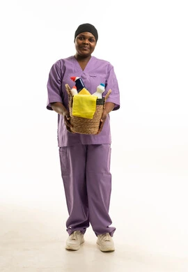 عاملة منزلية أفريقية بزي العمل مع أدوات تنظيف
