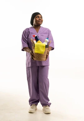 عاملة نظافة أفريقية تحمل سلة على خلفية بيضاء