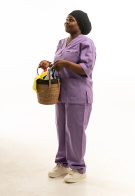 عاملة نظافة أفريقية بالزي الأرجواني مع أدوات التنظيف عاملة نظافة أفريقية بالزي الأرجواني مع أدوات التنظيف