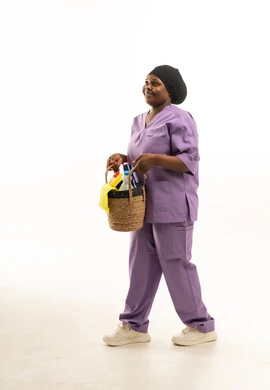 عاملة منزلية أفريقية مع مستلزمات التنظيف خلفية بيضاء عاملة منزلية أفريقية مع مستلزمات التنظيف خلفية بيضاء