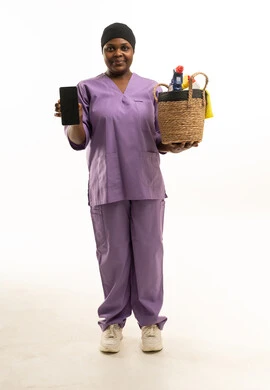 عاملة نظافة أفريقية تحمل هاتفاً ومستلزمات بخلفية بيضاء