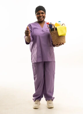 خادمة أفريقية مع أدوات التنظيف وعلامة الإعجاب