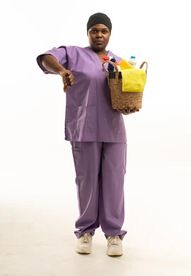 عاملة منزلية أفريقية بزي أرجواني تشير بعدم الرضا