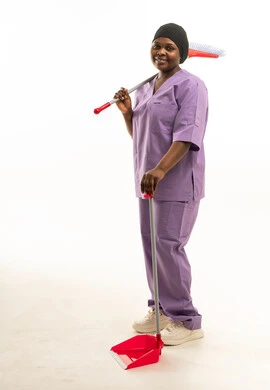 عاملة نظافة أفريقية بالزي الأرجواني وأدوات التنظيف عاملة نظافة أفريقية بالزي الأرجواني وأدوات التنظيف