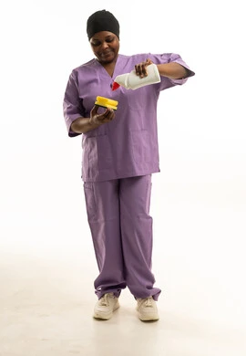 عاملة نظافة سمراء بزي أرجواني مع أدوات التنظيف عاملة نظافة سمراء بزي أرجواني مع أدوات التنظيف