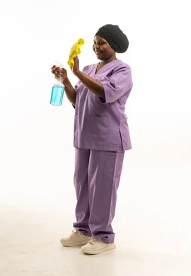 عاملة نظافة أفريقية بالزي الطبي الأرجواني
