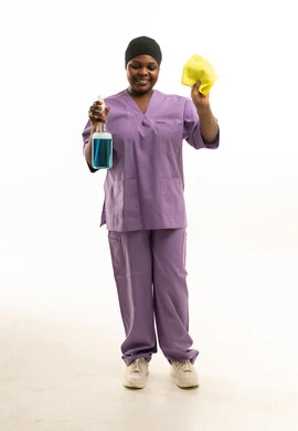 عاملة نظافة سمراء بزي أرجواني مع أدوات تعقيم عاملة نظافة سمراء بزي أرجواني مع أدوات تعقيم