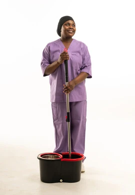 عاملة نظافة أفريقية بالزي الأرجواني مع ممسحة