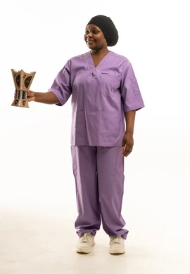 ممرضة أفريقية بالزي الطبي الأرجواني تحمل مبخرة تقليدية