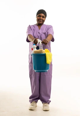 عاملة تنظيف بزي بنفسجي مع أدوات نظافة