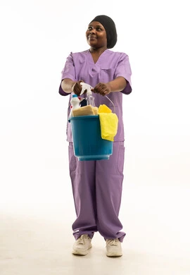 عاملة نظافة أفريقية محترفة مع أدوات التنظيف