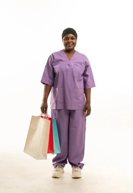 عاملة صحية أفريقية مع حقائب تسوق ملونة