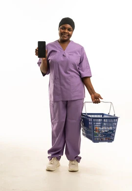 ممرضة سعودية أفريقية مع هاتف ذكي وسلة تسوق