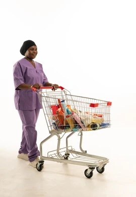 امرأة بزي التمريض مع عربة تسوق بقالة